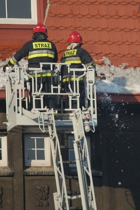 Strażacy usuwają niebezpieczny śnieg