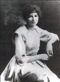 1917. Dina avant un concert à New-York.