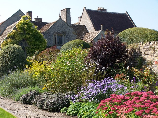 Garden and house at Lytes Cary Manor - geograph.org.uk - 1137431