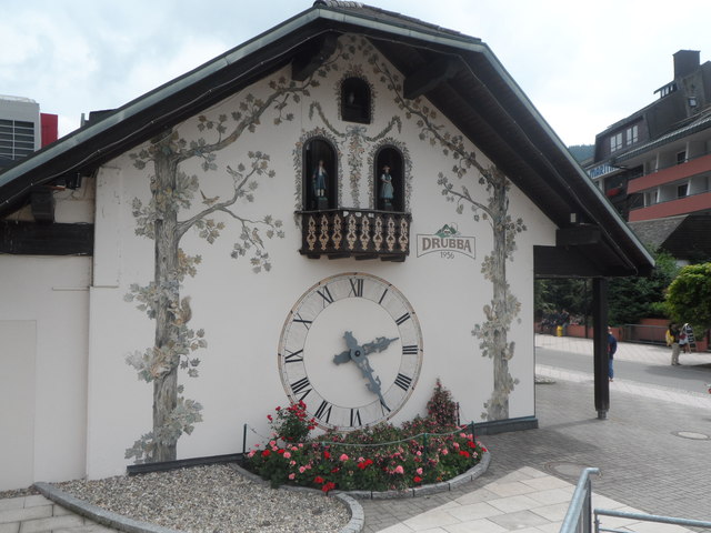 File:Giant Cuckoo Clock - Titisee - geo.hlipp.de - 40302.jpg