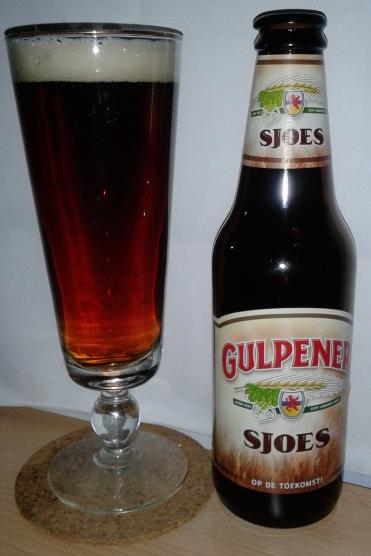 File:Gulpener Sjoes (fles+glas).jpg