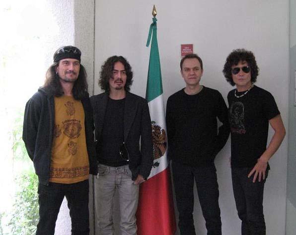 Héroes del Silencio en 2008; el grupo volvió a reunirse en 2007 para realizar una gira.