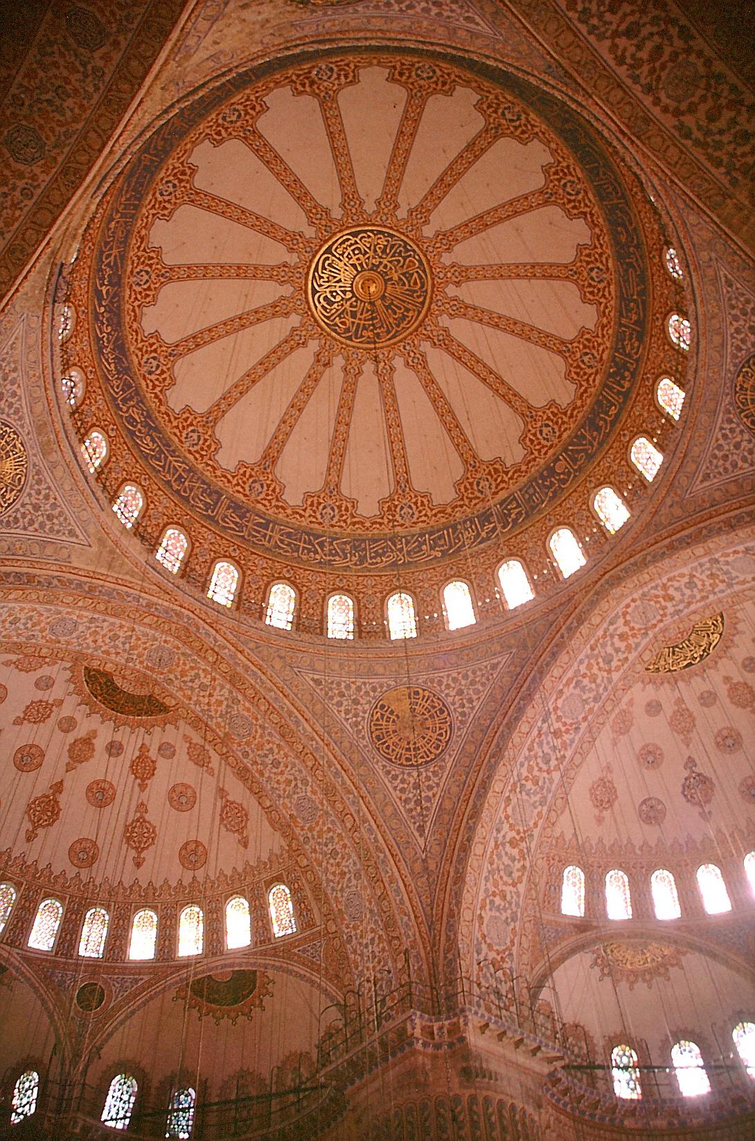 Vista a la cúpula principal de la Mezquita Sultan Ahmet