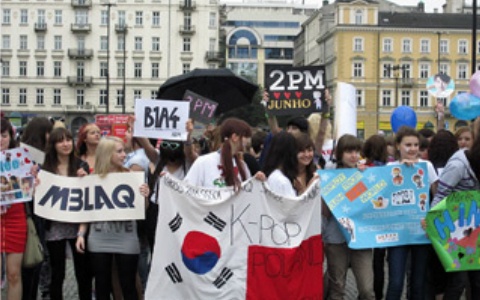 File:Kpop fans in poland.jpg