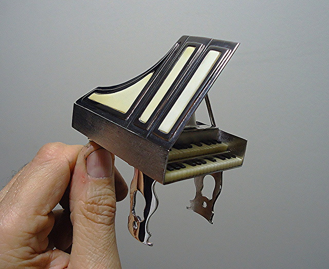 File:MIniature harpsichord 1.jpg