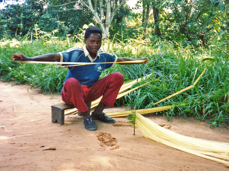 File:Making raffia rope.jpg