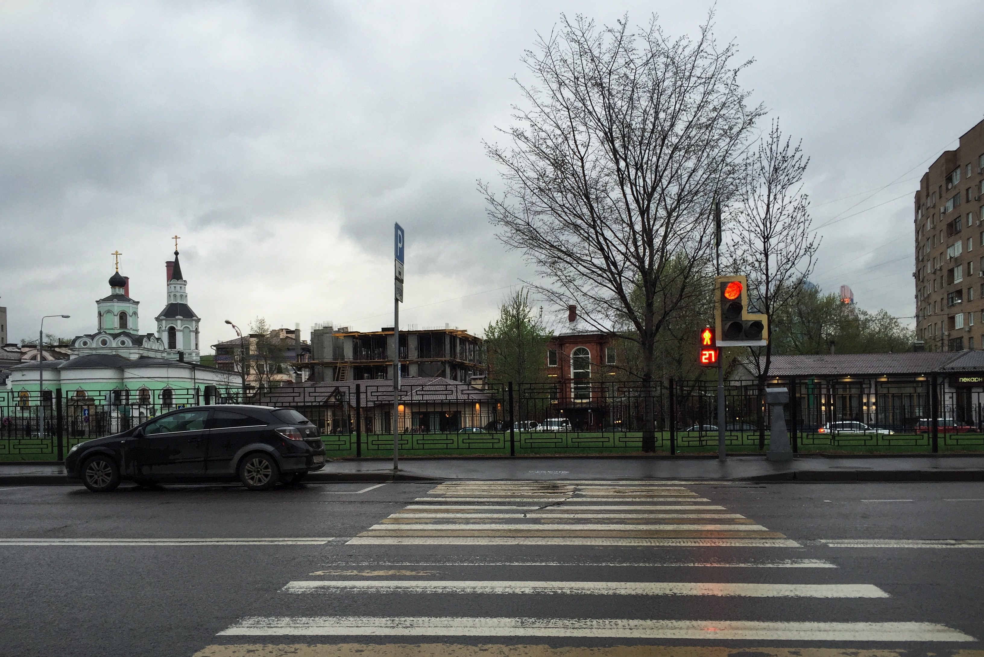 Файл:Moscow, empty green in Plyushchikha Street (31183238346).jpg —  Викимедиа