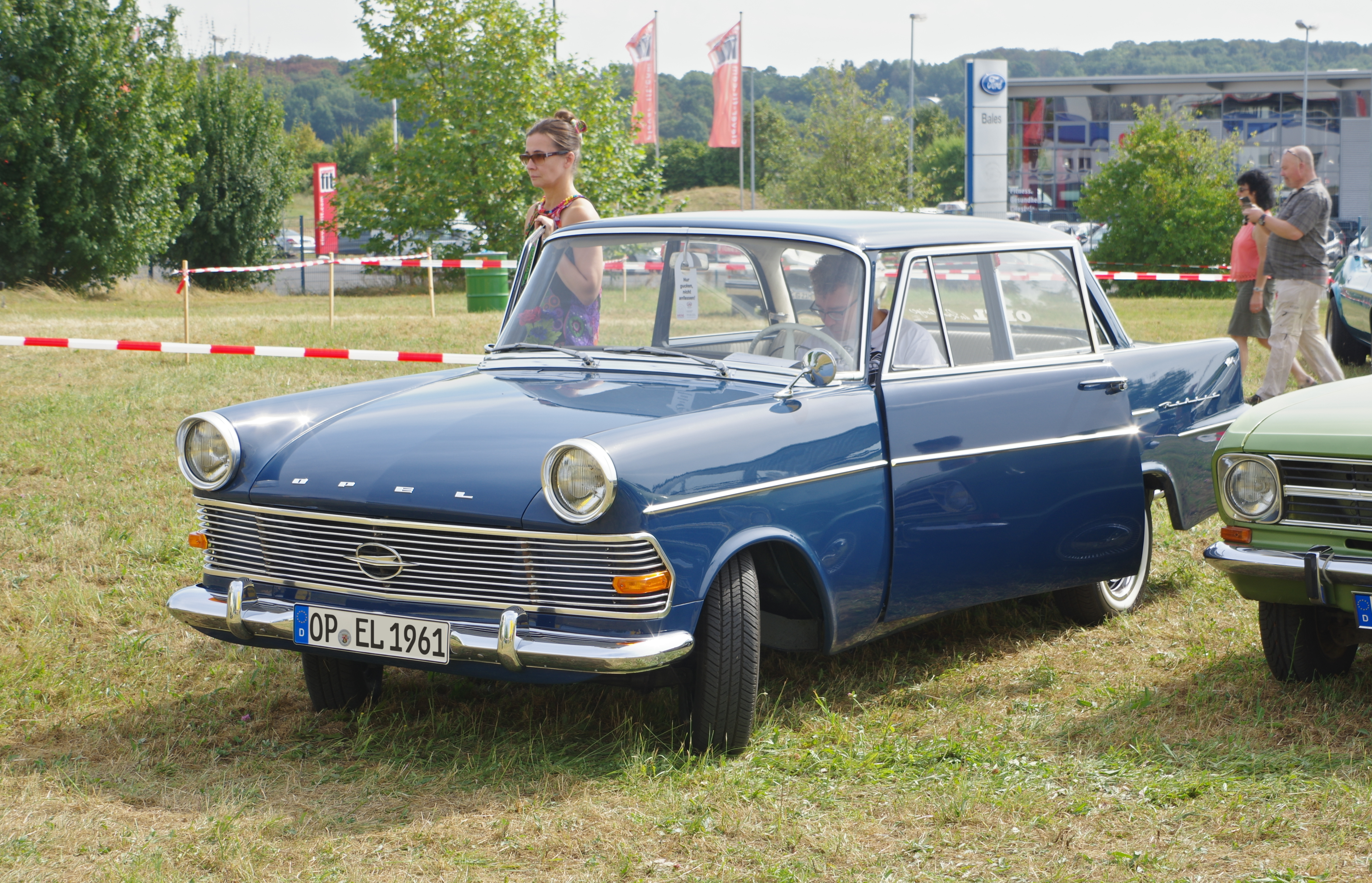 File:Opel Rekord P2 BW 2016-09-03 14-49-56.jpg - Wikimedia Commons