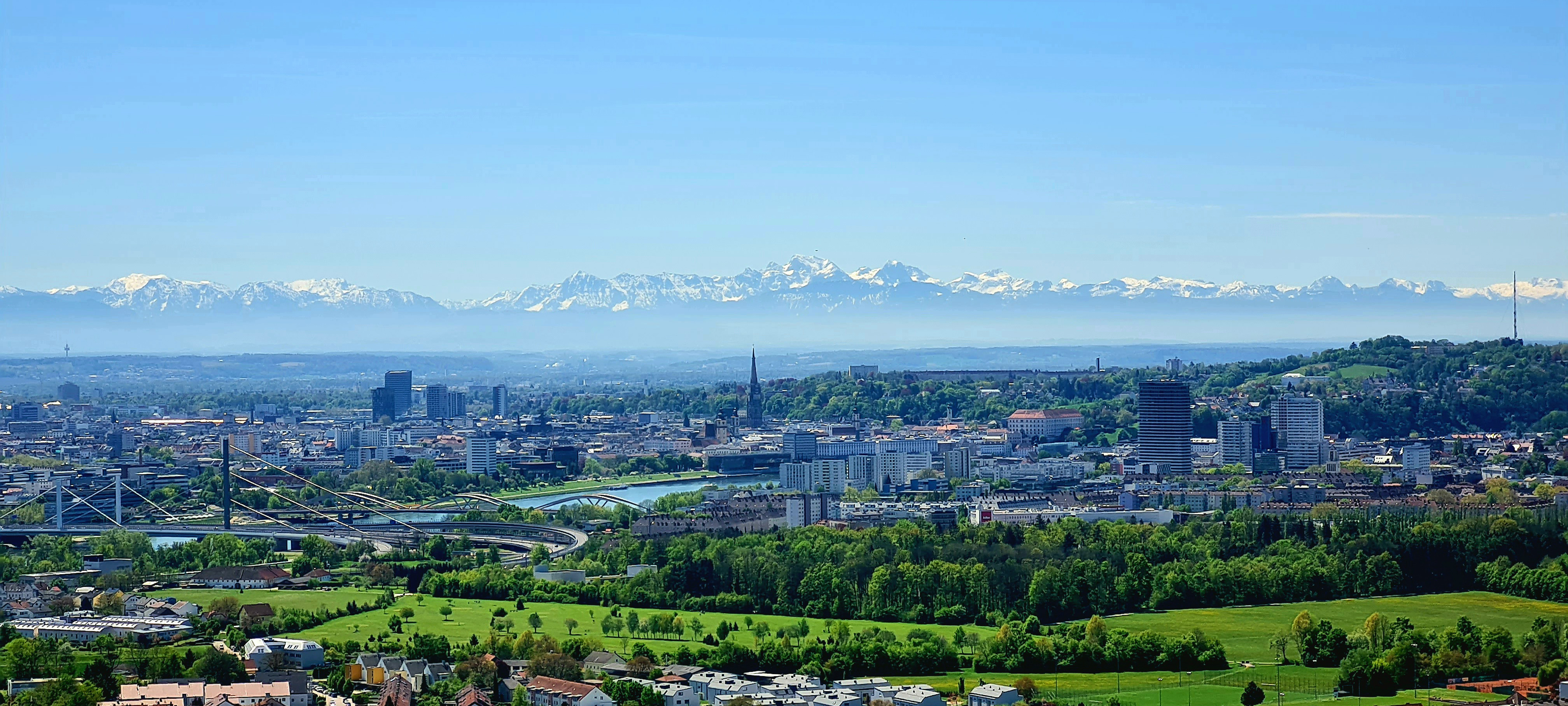 Panorama von Linz, Blickrichtung Südwesten. Im Hintergrund die [[Ostalpen