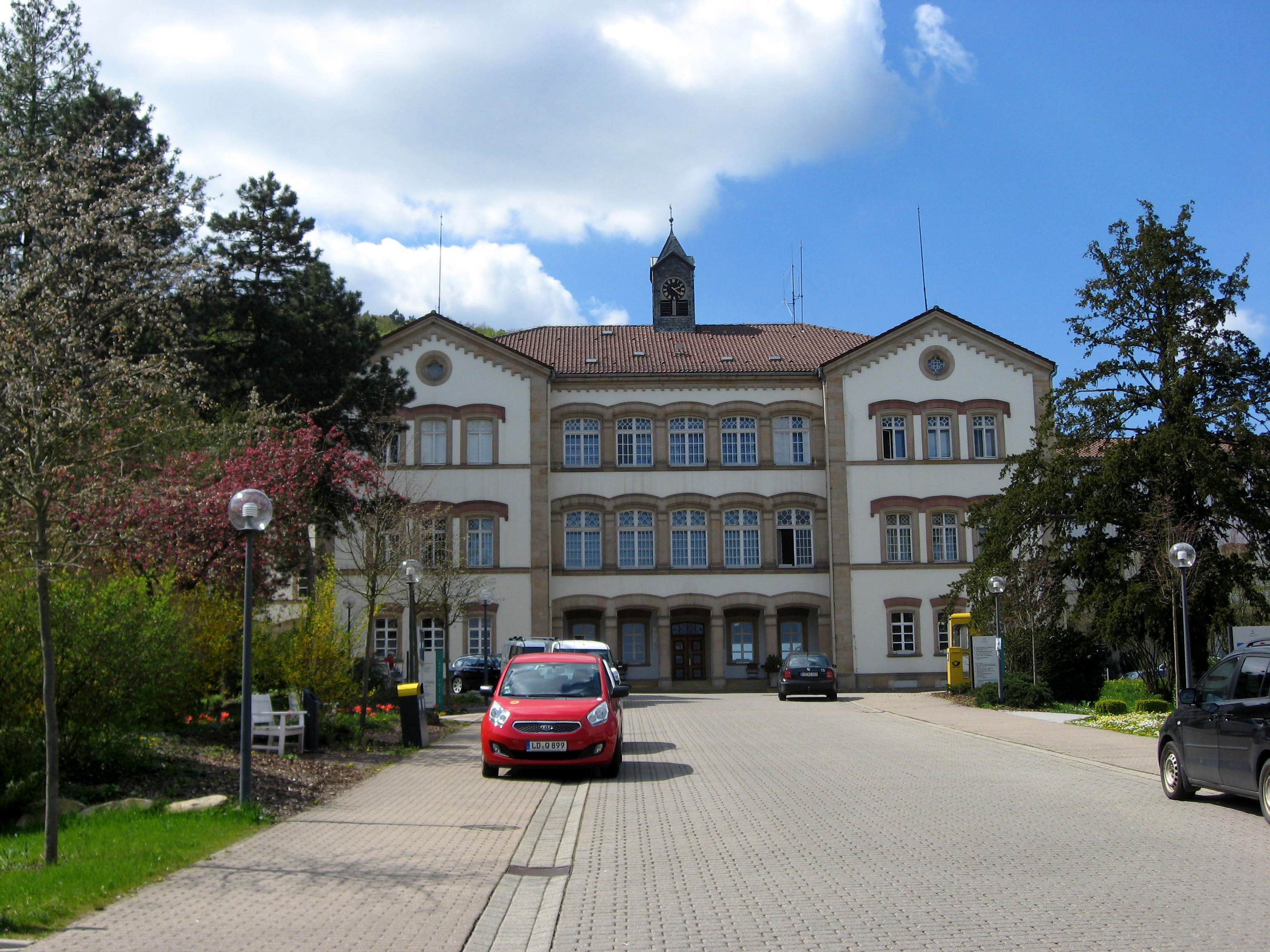 Mittelbau der 1857 als Kreisirrenanstalt errichteten Pfalzklinik Landeck bei Klingenmünster