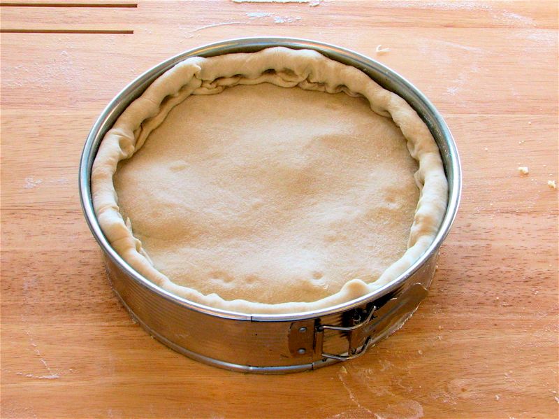 https://upload.wikimedia.org/wikipedia/commons/f/ff/Pizza_crimped_in_a_springform_pan.jpg