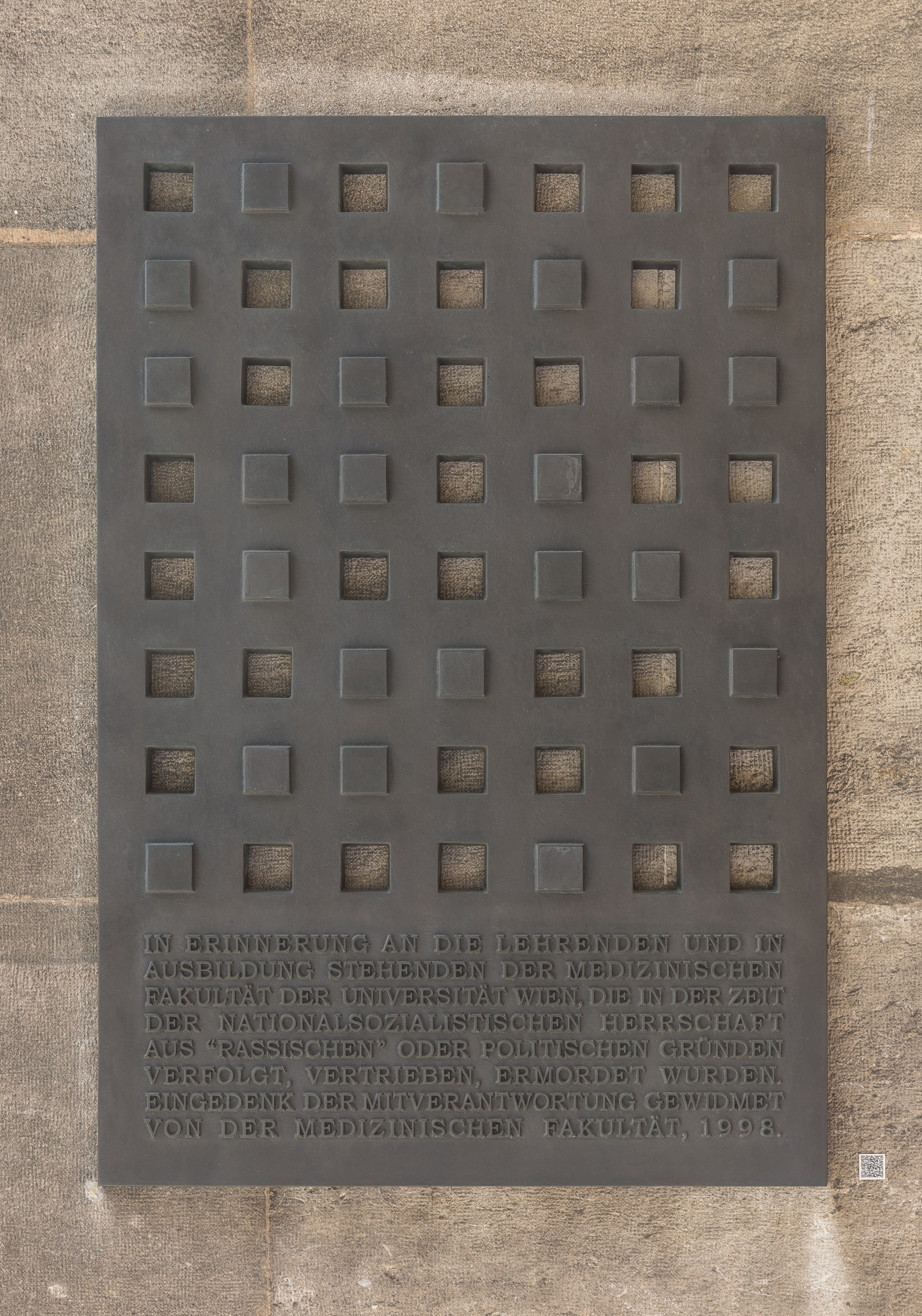 Plaque commemorating displaced members of the Medical Faculty 1938-1945, Nr. 123, in the Arkadenhof of the University of Vienna 3534.jpg