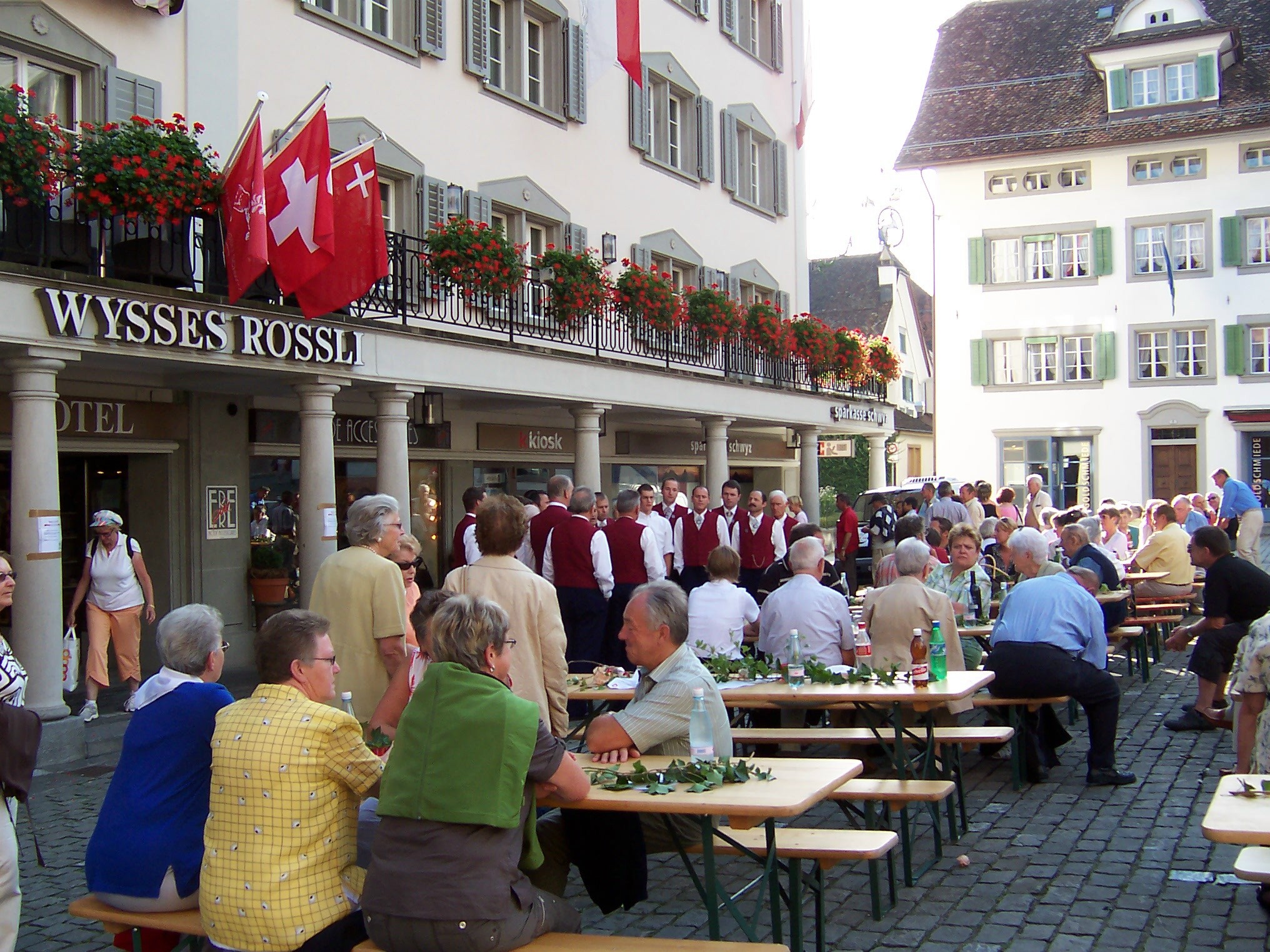 File:Schwyz Wysses Rössli.jpg - Wikimedia Commons