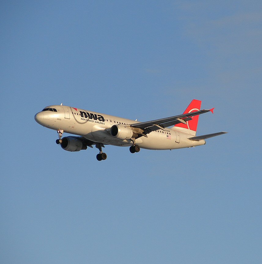 The 320 on final rwy 35, MSP (385600106).jpg