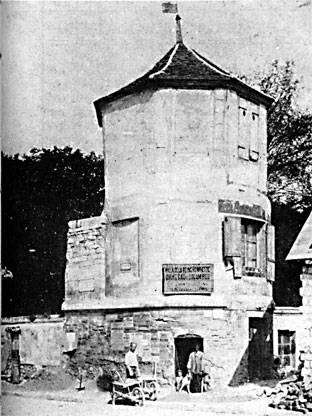 File:Tour observatoire de Courtanvaux.jpg