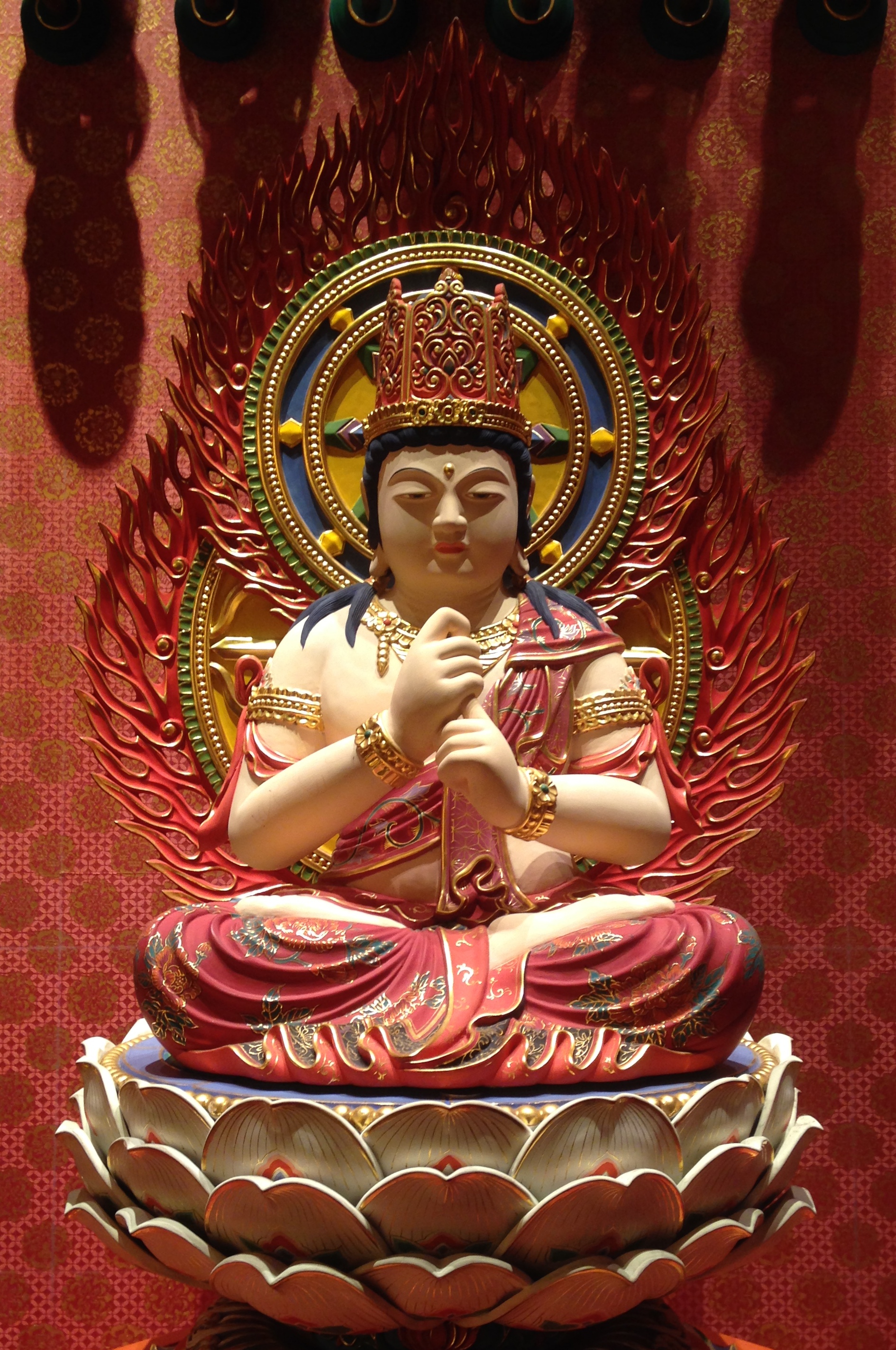 https://upload.wikimedia.org/wikipedia/commons/f/ff/Vairocana_at_Buddha_Tooth_Relic_Temple_and_Museum.JPG