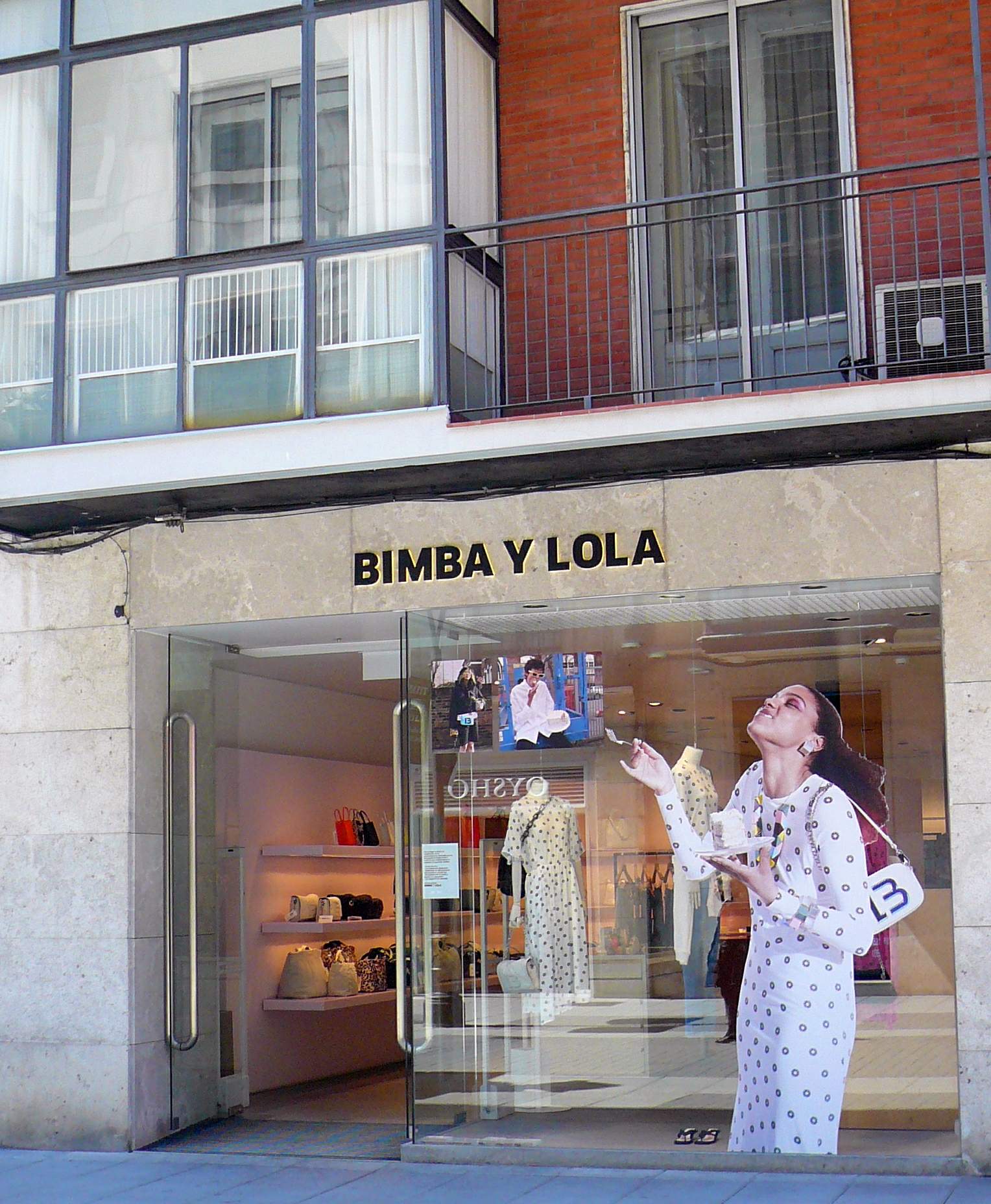 File:Vitoria - Bimba y Lola (Calle General Álava).jpg - Wikimedia Commons