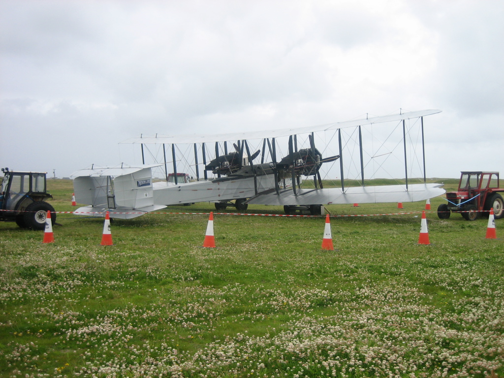 https://upload.wikimedia.org/wikipedia/commons/f/ff/Vickers_Vimy_Replica.jpg