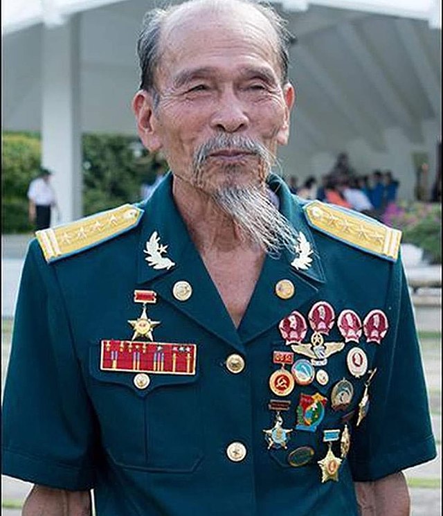 Hãy cùng khám phá hình ảnh về những khoảnh khắc đáng nhớ của Nguyễn Văn Bảy, một người lính hải quân dũng cảm đã đặt mạng ra vì sự nghiệp độc lập tự do của quê hương.