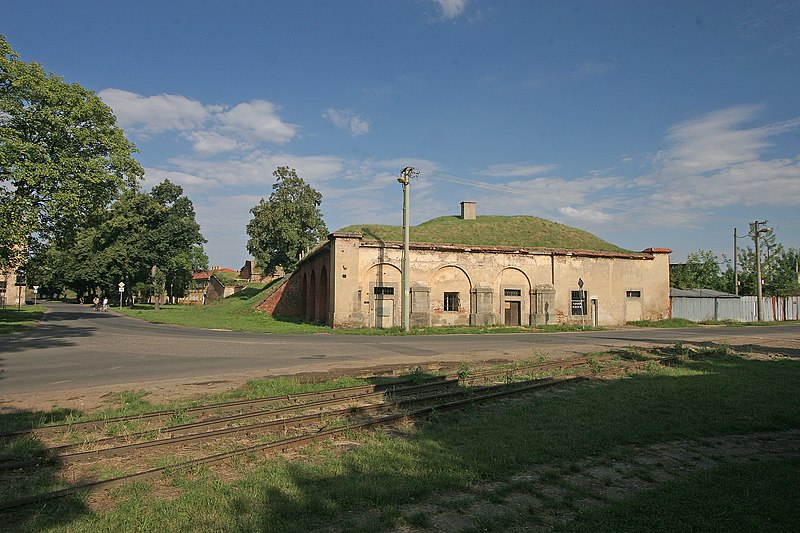 File:Železniční trať - bývalá drážní vlečka Terezín - Bohušovice.JPG