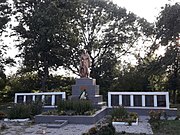 Братська могила радянських воїнів, пам’ятний знак полеглим воїнам-землякам в селі Комишня.jpg