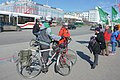 Общение пикетчиков с велосипедистами, проезжавшими мимо