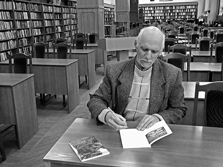 Pinchuk autographing a book gifted to the Library.