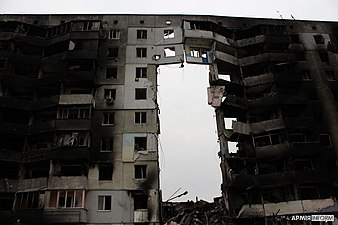 Bâtiment à plusieurs étages après les batailles pour la ville lors de l'invasion russe de l'Ukraine en 2022 (plus de photos)