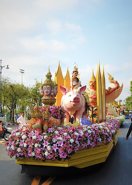 File:เทศกาลสงกรานต์กรุงเทพมหานคร 2562 Photographed by Peak Hora (12).jpg