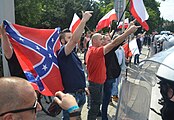 «Rebellfanen» er også internasjonalt blitt symbol for nasjonalisme og fascisme.[27] Bildet viser polske nynazister med sørstatskorset og egne nasjonalflagg under en protest mot en pridemarsj i 2019.