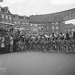 16e Hartjesdag wielerronde van start op Dapperplein, Amsterdam startschot, Bestanddeelnr 922-7173.jpg