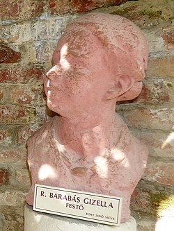 R. Barabás Gizella szobra a székesfehérvári Bory-várban, Bory Jenő műve