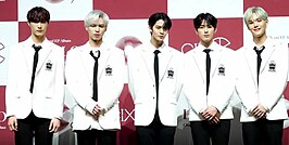 CIX in 2019 V.l.n.r. : Hyunsuk, BX, Jinyoung, Yonghee, en Seunghun