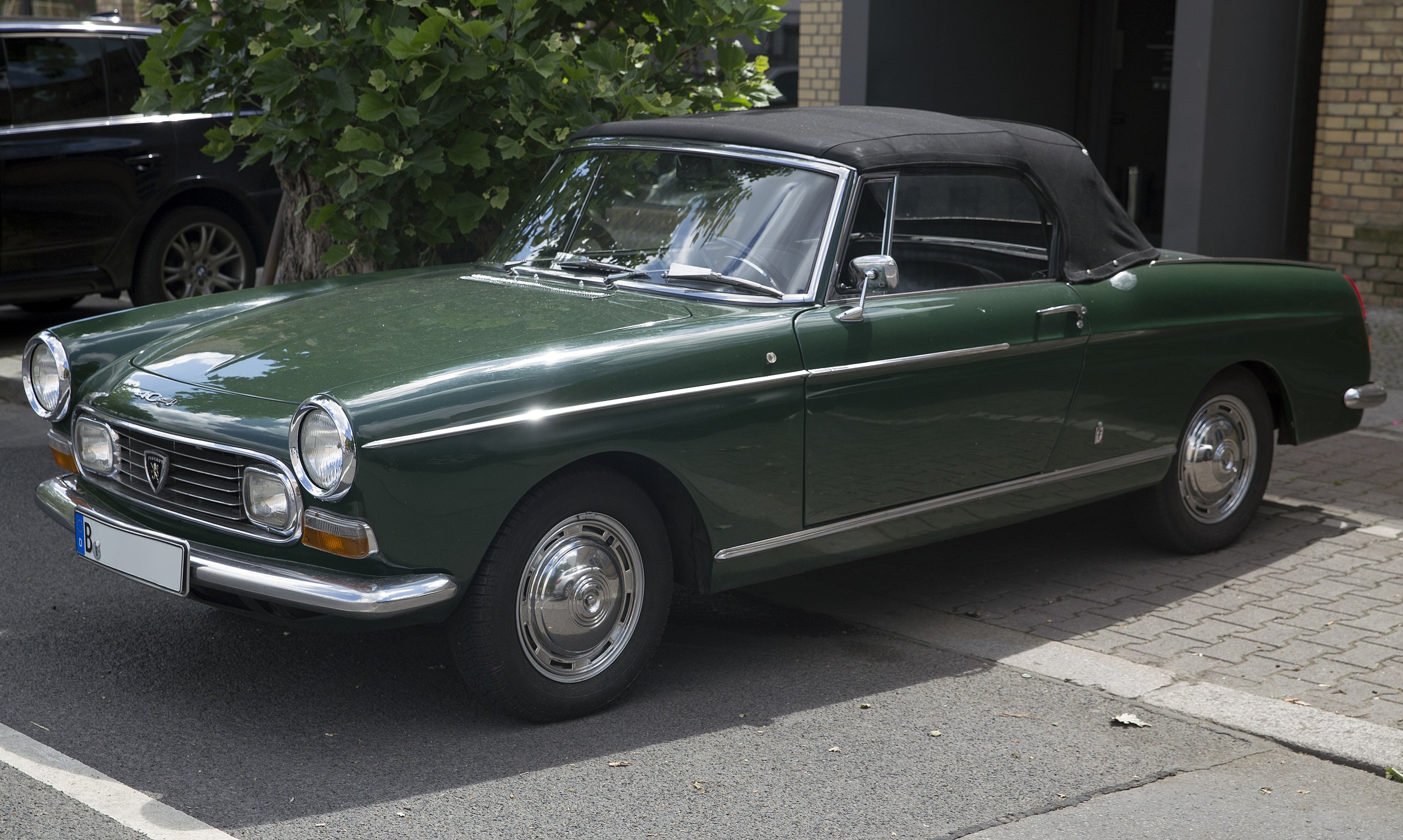 File:1967 Peugeot 404 Cabriolet, front left (Atelier Automobile 