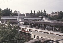 Fußgängerbrücke über den Bahnsteigen E (vorn) und D, 1992