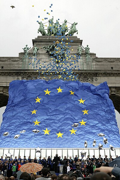 File:1 May 2004 enlargement celebration in Parc du Cinquantenaire.jpg