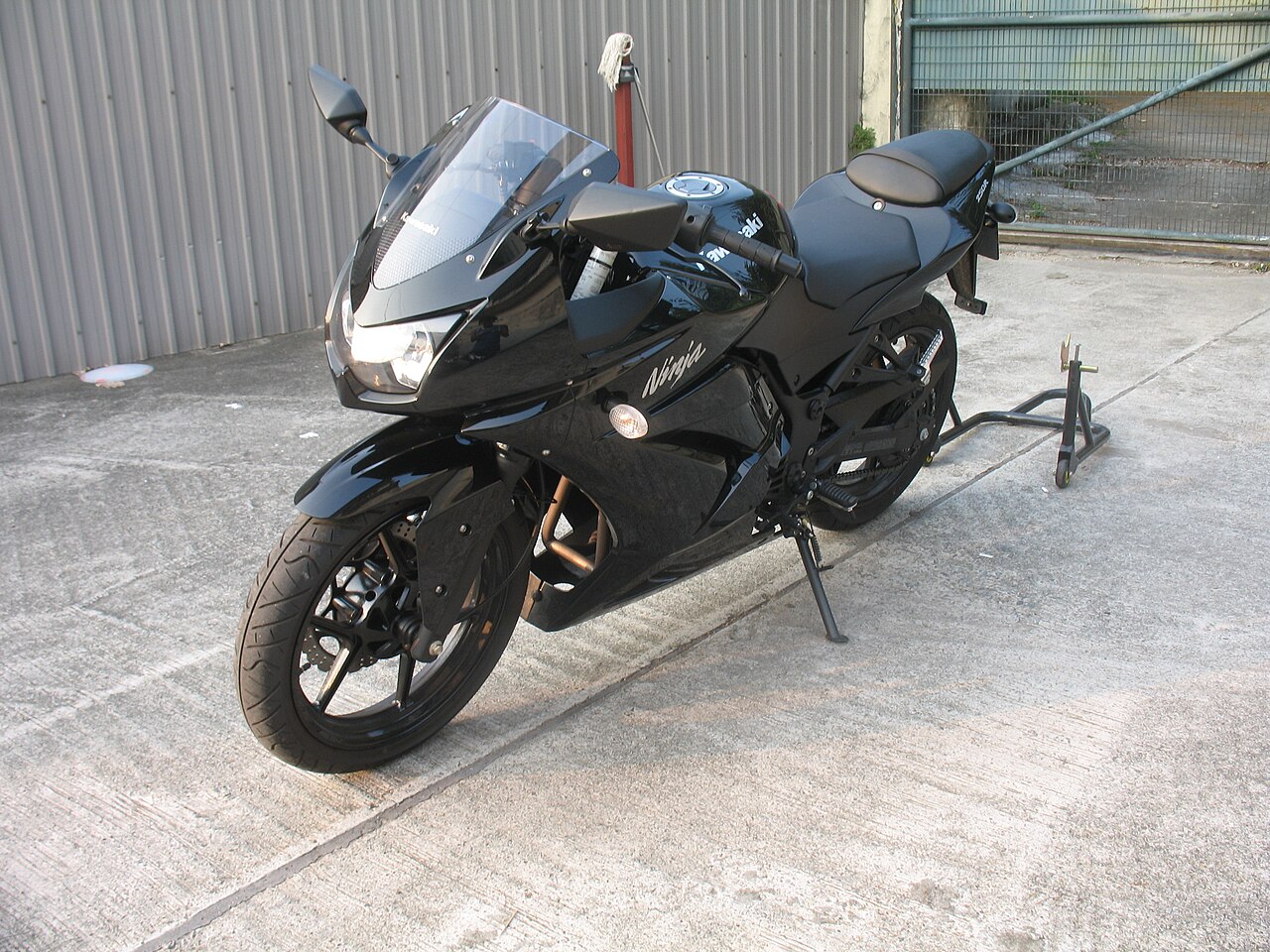 genert etc skrædder File:2009 Kawasaki Ninja 250R Black.jpg - Wikimedia Commons