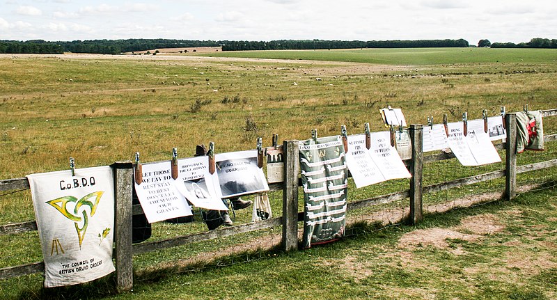 File:2010-08-02 at Stonehenge 01 - private signs.jpg