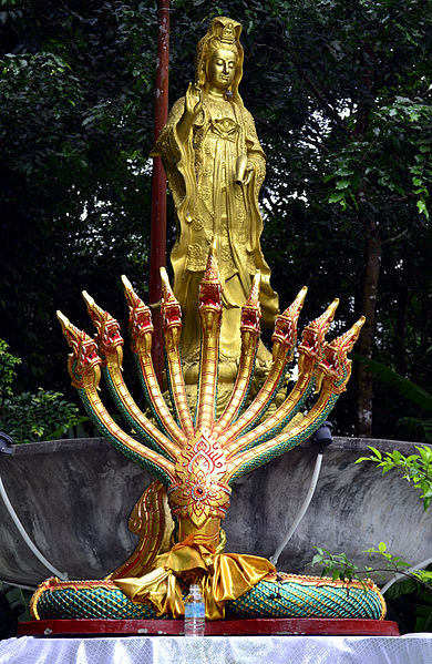 File:201304061029b Wat Tham Nakarat Große Mutter mit Nagas.jpg