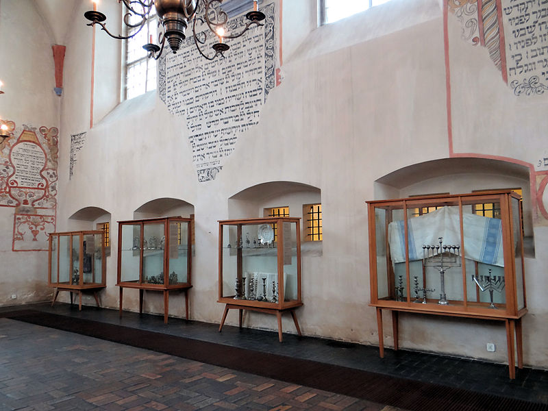 File:2013 Interior of the Great Synagogue in Tykocin - 43.jpg