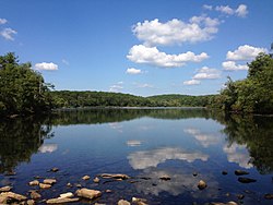 2014-08-26 16 09 06 Blick vom Appalachian Trail auf Ost-Nordost über den Sunfish Pond etwa 5 km nordöstlich des Delaware Water Gap im Worthington State Forest, New Jersey.JPG