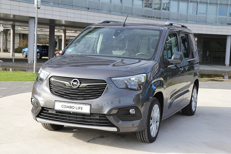 File:2018 Opel Combo life front quarter left Ruesselsheim LWEOS1817.jpg