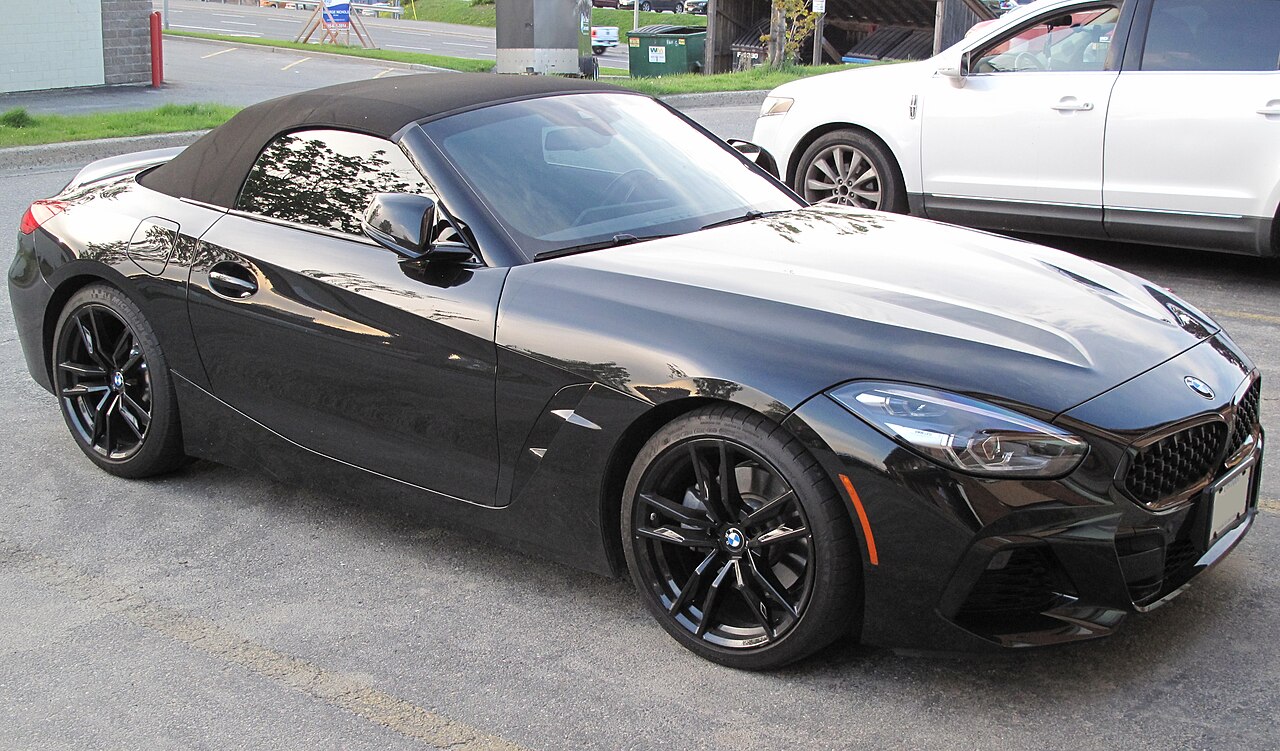 Image of 2020 BMW Z4 SDrive30i in Black Sapphire Metallic, Front Right, 05-21-2022