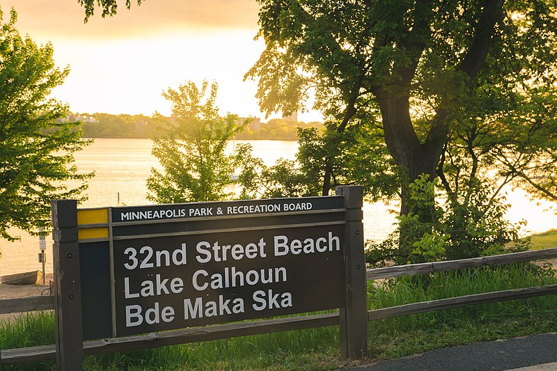 File:32nd Street Beach - Lake Calhoun - Bde Maka Ska, Minneapolis (34846694316).jpg