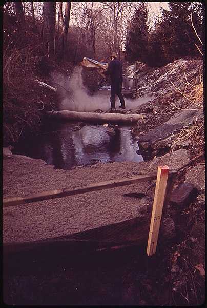 File:AFTER A SPILL OF 4000 GALLONS OF OIL, WORKERS HAVE PLACED BOOMS ACROSS STONY RUN TO CONTAIN THE OIL, AND A SPECIAL... - NARA - 546916.jpg