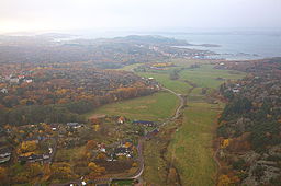 Helikopterbillede med Mossen nede til venstre, Tumlehed længre bort og Marinaen i Norra Hästeviken til højre ved Madbäckens udmunding.