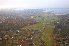 Luchtfoto van Göteborg aan het Madbäcken. Linksonder het dorpje Mossen, Tumlehed ligt daarachter. Verder is de haven Norra Hästeviken en de hoofdweg Tumlehedsvägen te zien.