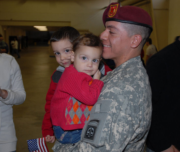 File:Airborne Field Artillery Battalion Returns Home DVIDS244886.jpg