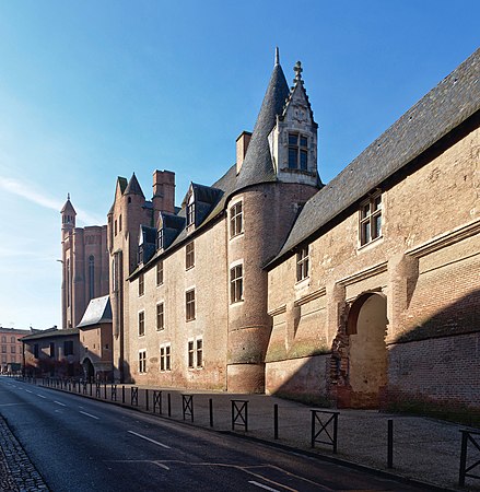 English: Palais de la Berbie, seen from street Rue d'Engueysse, Albi. Français : Palais de la Berbie, vu depuis la rue d'Engueysse, Albi.