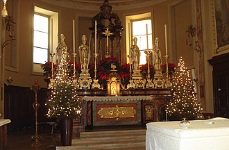 L'altar maggiore della parrocchiale, parato a festa per Natale